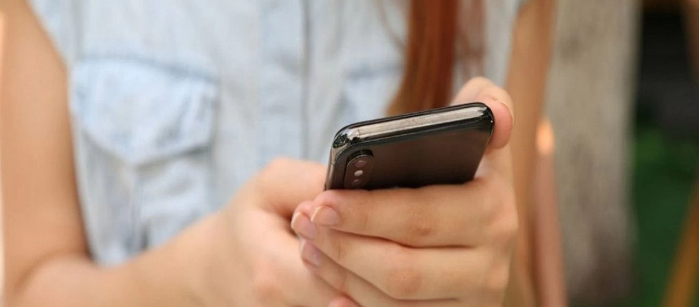 Βόλος - Έκρηξη κινητού: «Δεν πρόλαβα να μιλήσω και το τηλέφωνο άρχισε να βγάζει καπνούς»